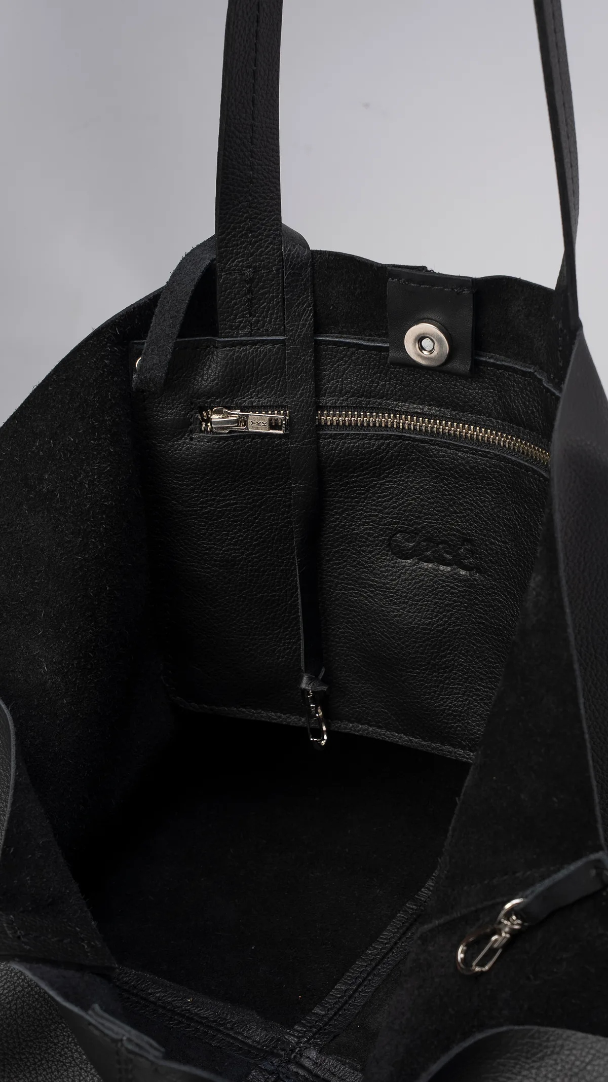Detalle de la Tote Victoria en negro